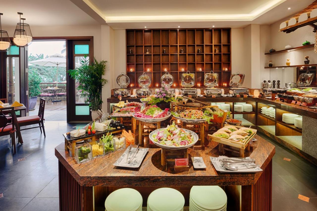 Rivertown Hoi An Resort & Spa Esterno foto A buffet at a hotel