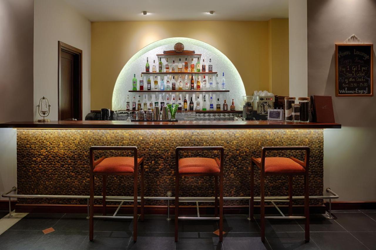 Rivertown Hoi An Resort & Spa Esterno foto A bar at a hotel