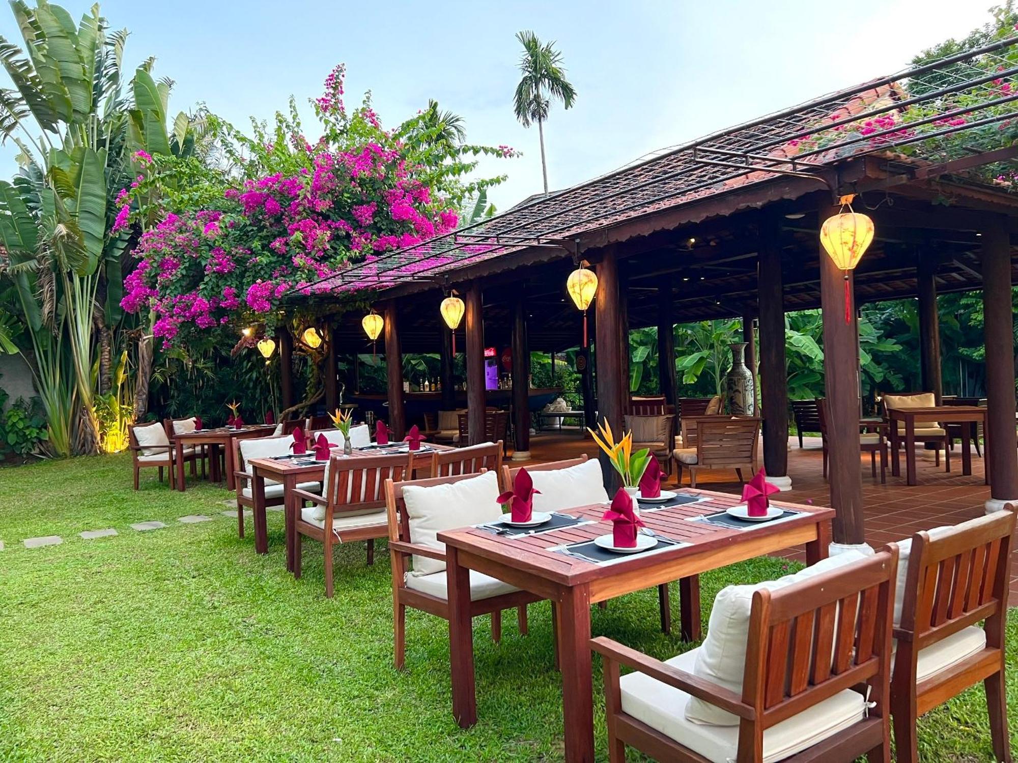 Rivertown Hoi An Resort & Spa Esterno foto The restaurant at the resort