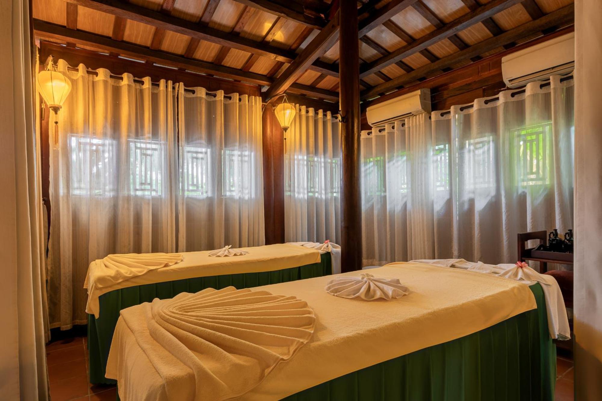 Rivertown Hoi An Resort & Spa Esterno foto A massage room at a spa in Vietnam