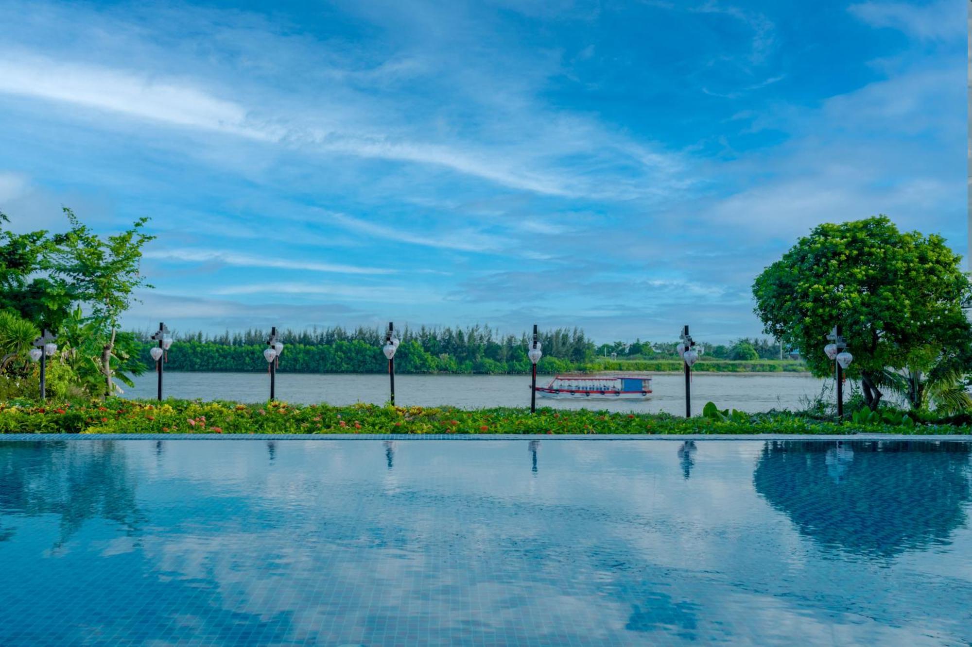 Rivertown Hoi An Resort & Spa Esterno foto View of the Chao Phraya River from the Royal River Hotel