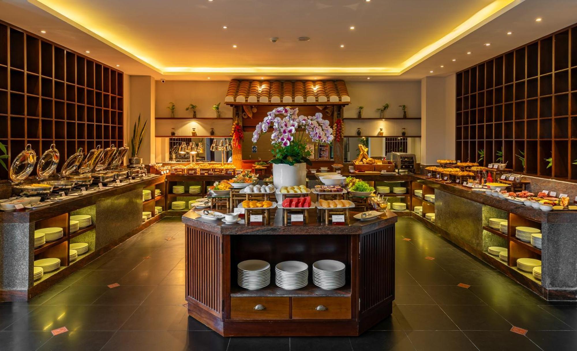 Rivertown Hoi An Resort & Spa Esterno foto The buffet at the restaurant
