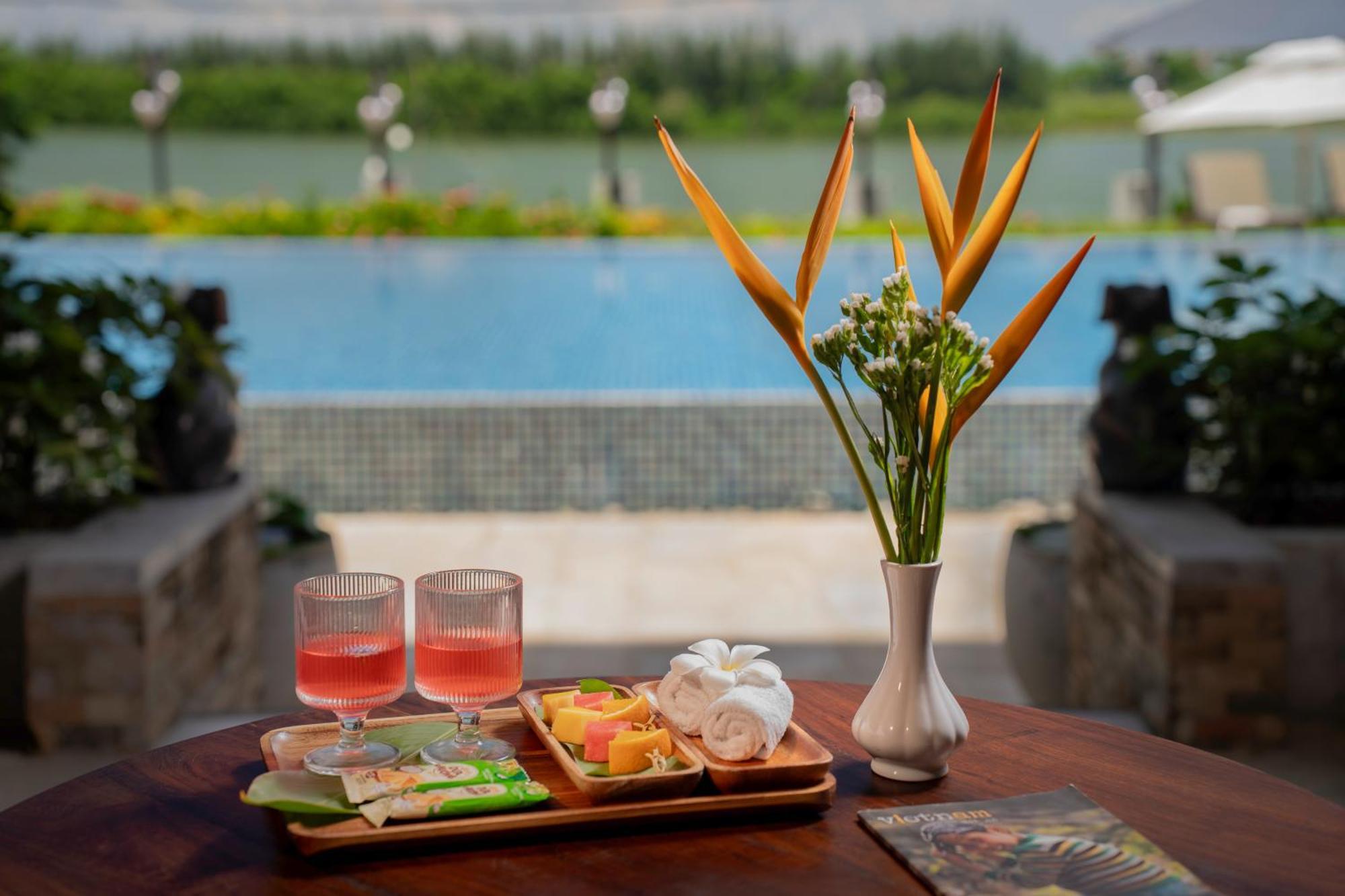 Rivertown Hoi An Resort & Spa Esterno foto The pool at the hotel