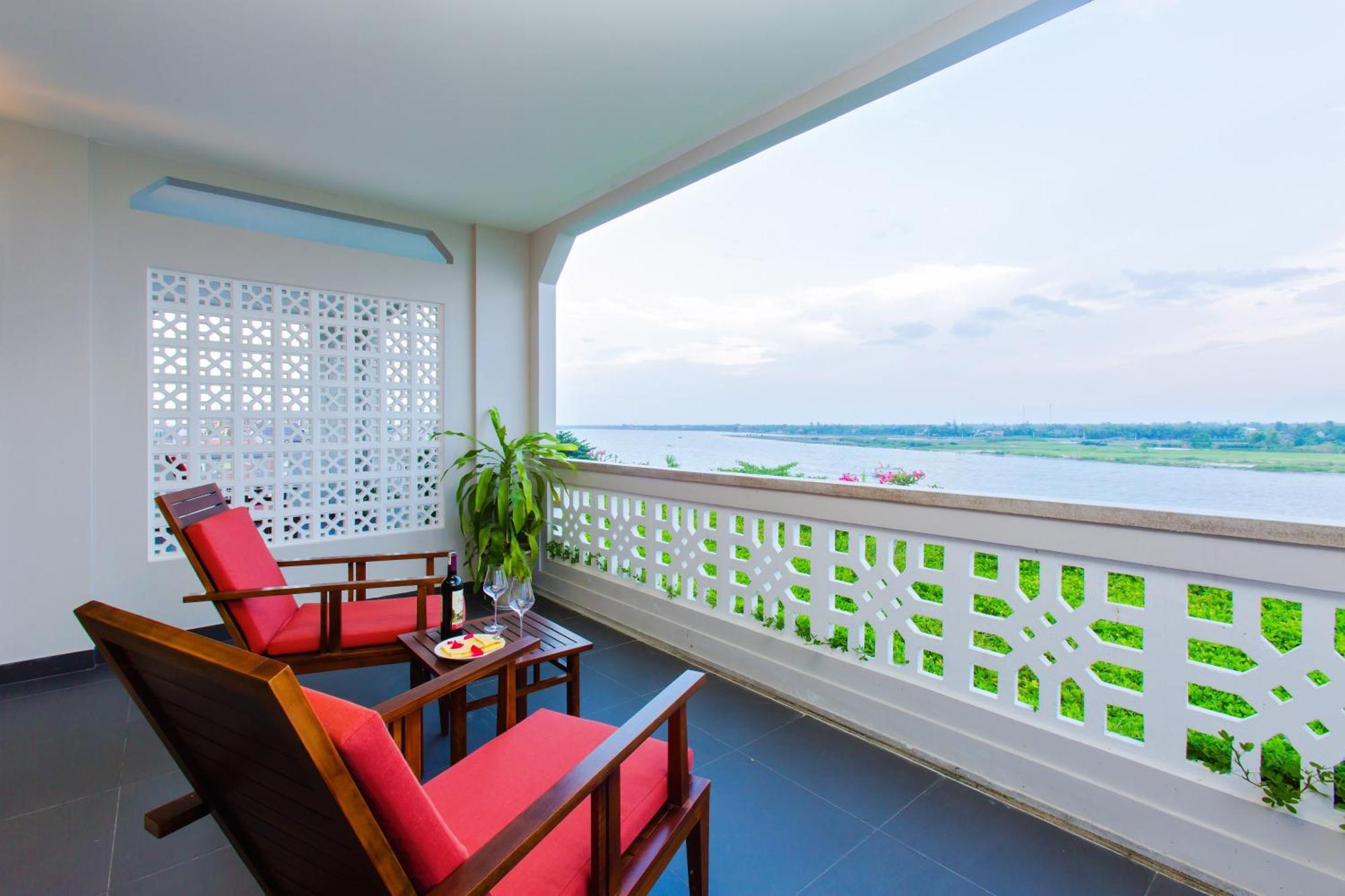 Rivertown Hoi An Resort & Spa Esterno foto A balcony at the hotel